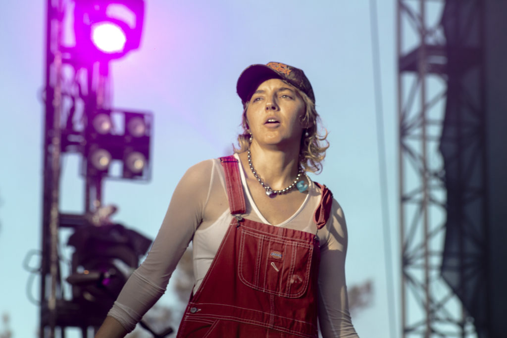Podcast Corona Capital 2023: Tres días de baile, risas y mucha música 2 Caroline Rose durante su presentación en el Escenario Nivea tono natural del Corona Capital 2023.