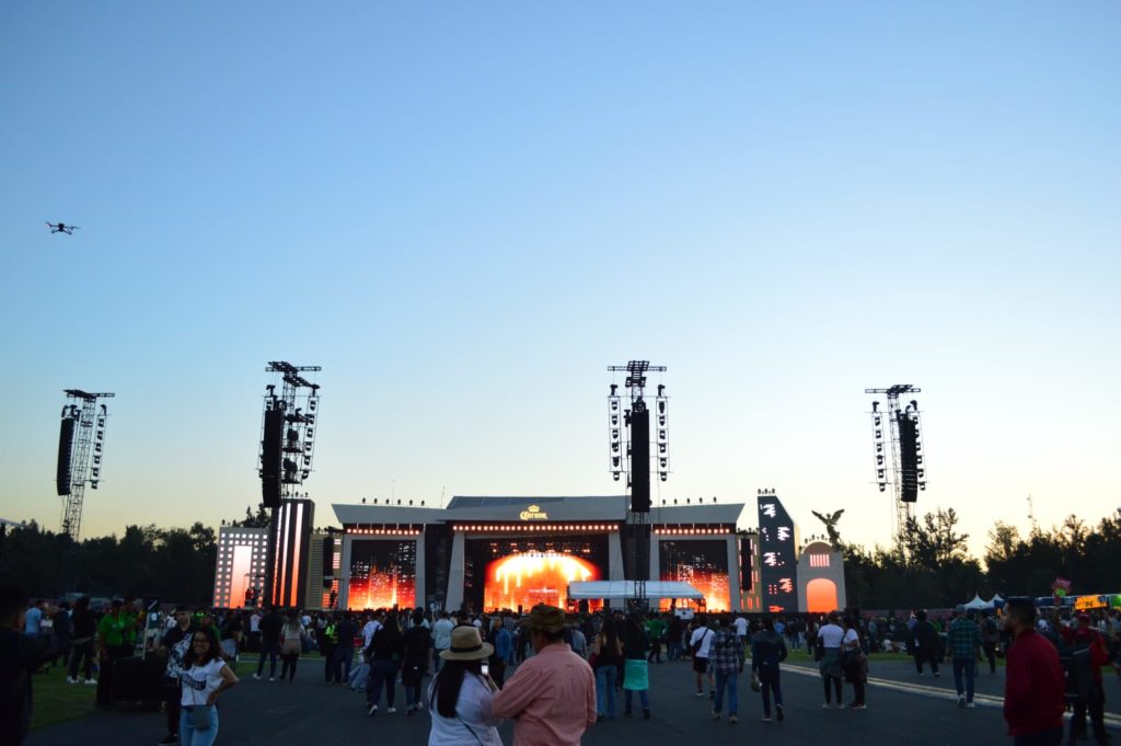 Podcast Corona Capital 2023: Tres días de baile, risas y mucha música 1 La tarde cayendo sobre el escenario principal del Corona Capital 2023. Foto: Alejandro Puga.