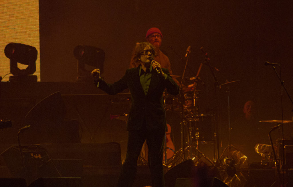 Podcast Corona Capital 2023: Tres días de baile, risas y mucha música 4 Jarvis Cocker durante el set de Pulp en el escenario Vans del Corona Capital 2023