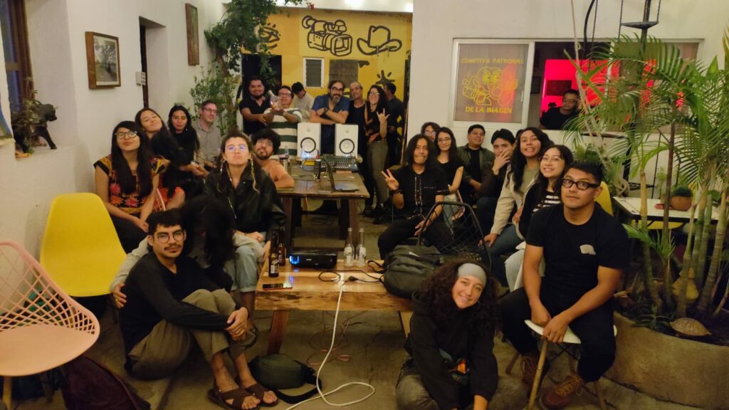 Oaxaca se Prepara para el Primer Encuentro de la Comunidad Cinematográfica 2024 1 La Comitiva Patronal de la Imagen es un esfuerzo de artístas especializados en la fotografía y la cinematografía de Oaxaca que, mediante talleres, cursos, charlas y diplomados, buscan desarrollar el interés y el talento local en la capital del estado.