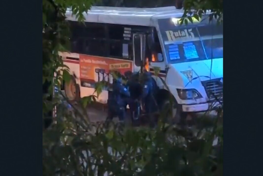Oaxaca, Normalistas, Oaxaca, normalistas, represión policial, protesta estudiantil, México.