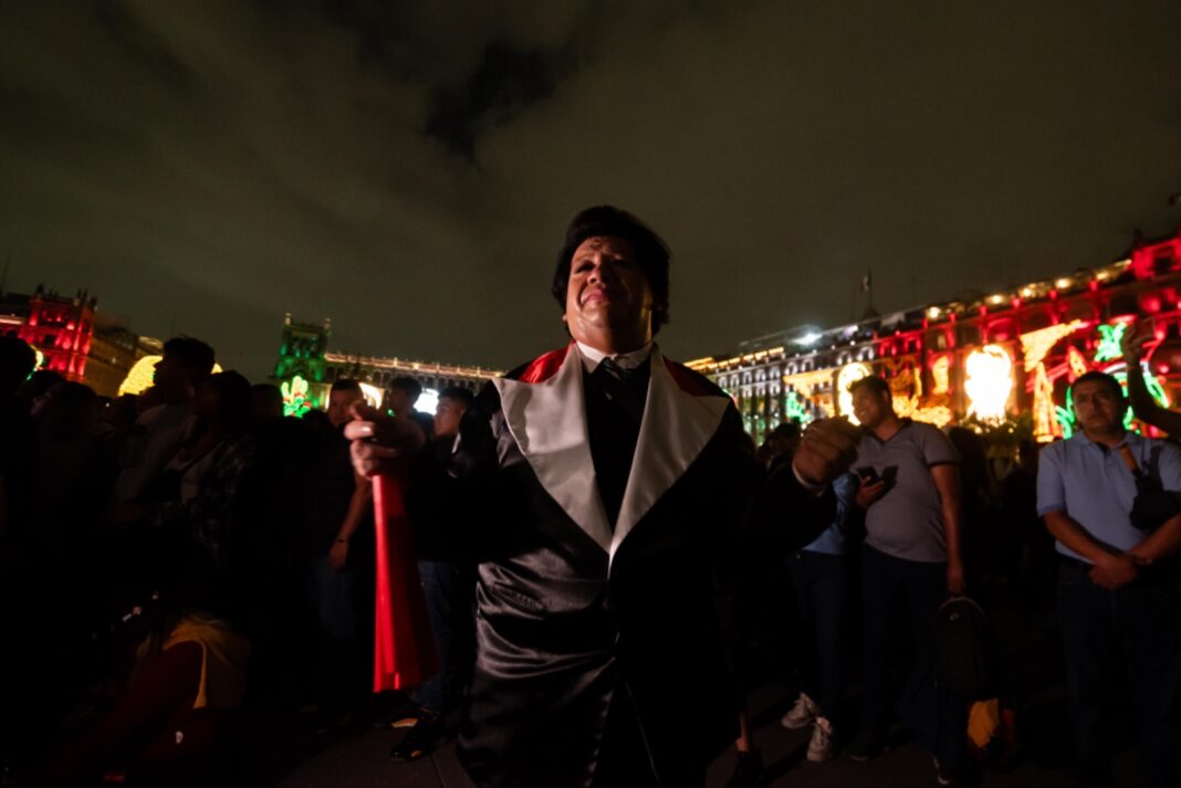Juan Gabriel, Mis 40 en Bellas Artes, Zócalo CDMX, concierto, proyección, 70 mil personas, homenaje Juan Gabriel, Divo de Juárez, Bellas Artes, Ciudad de México, legado Juan Gabriel, cultura mexicana.