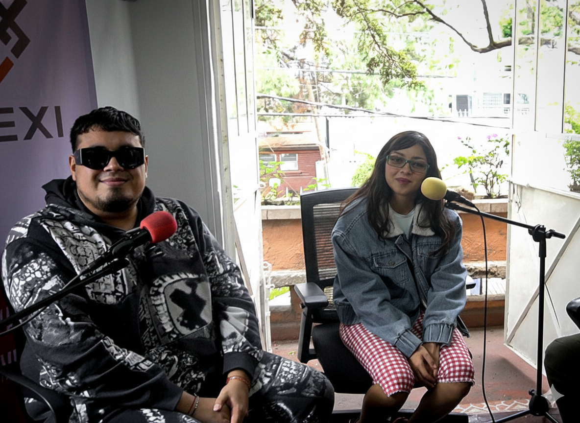 Cachirula y Loojan sentados uno al lado del otro durante su entrevista, posando y mirando hacia adelante mientras discuten 'Sexolandia'.