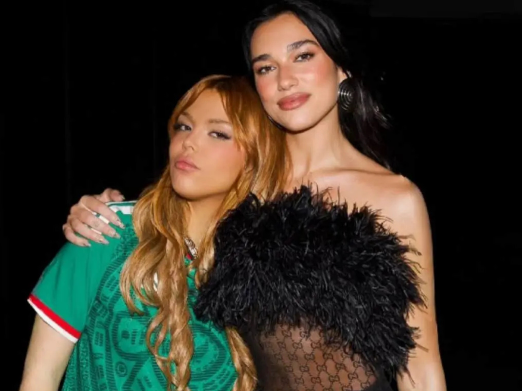 Bu Cuarón, vistiendo una camiseta verde estilo jersey, posa abrazada junto a la cantante Dua Lipa, quien usa un top negro con plumas, tras su presentación en el Estadio GNP de la Ciudad de México.