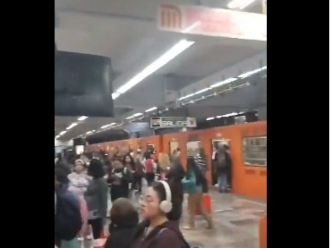 Andén de la estación del Metro Línea 3 en Ciudad de México saturado de usuarios esperando el tren tras la suspensión del servicio. Caos en Línea 3 Metro CDMX