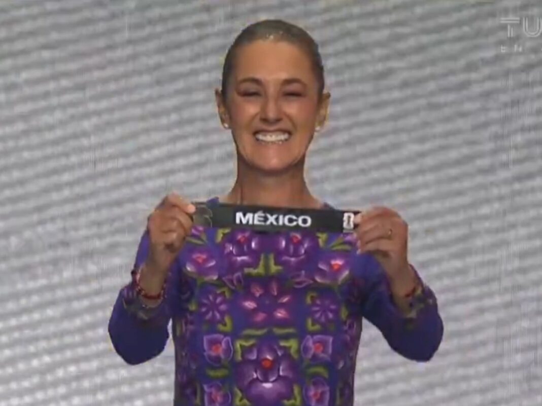 Claudia Sheinbaum sonríe mostrando la papeleta de México durante el Sorteo Mundial 2026 en Washington