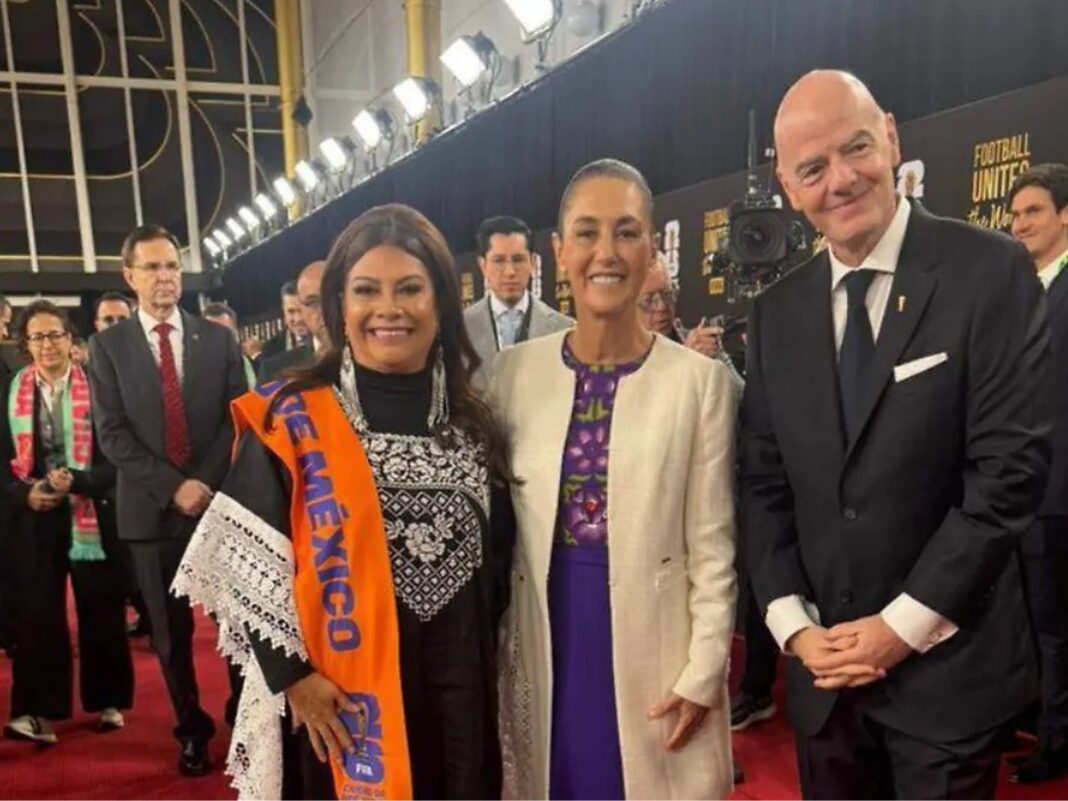 Clara Brugada y Claudia Sheinbaum posan sonrientes junto a Gianni Infantino en la alfombra roja del Sorteo Mundial 2026 en Washington