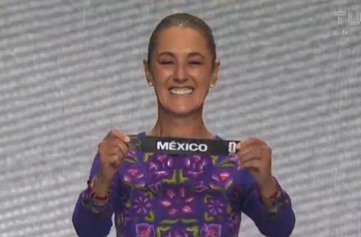 Claudia Sheinbaum sonríe mostrando la papeleta de México durante el Sorteo Mundial 2026 en Washington