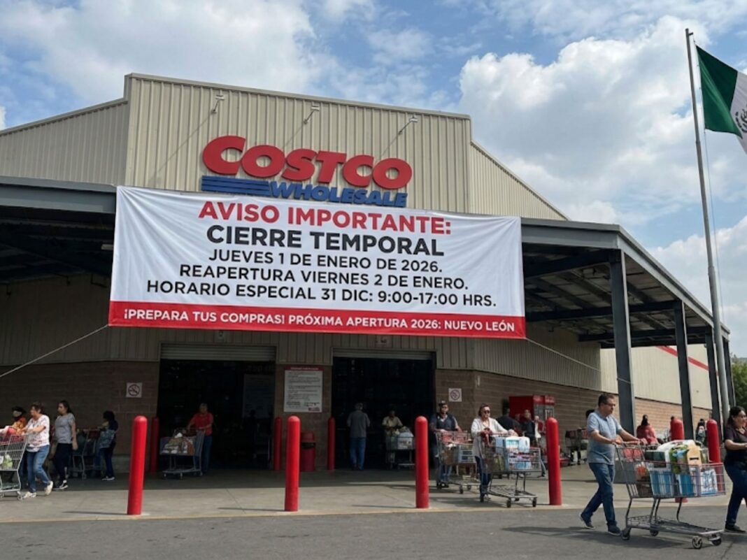 Fachada de una tienda Costco Wholesale en México con aviso de horarios especiales de fin de año y expansión en 2026