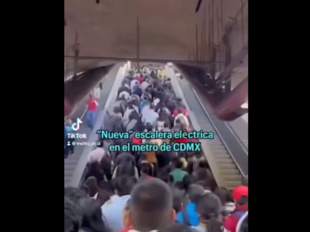 Multitud de usuarios subiendo a pie por unas escaleras eléctricas detenidas en el Metro CDMX con texto de queja viral