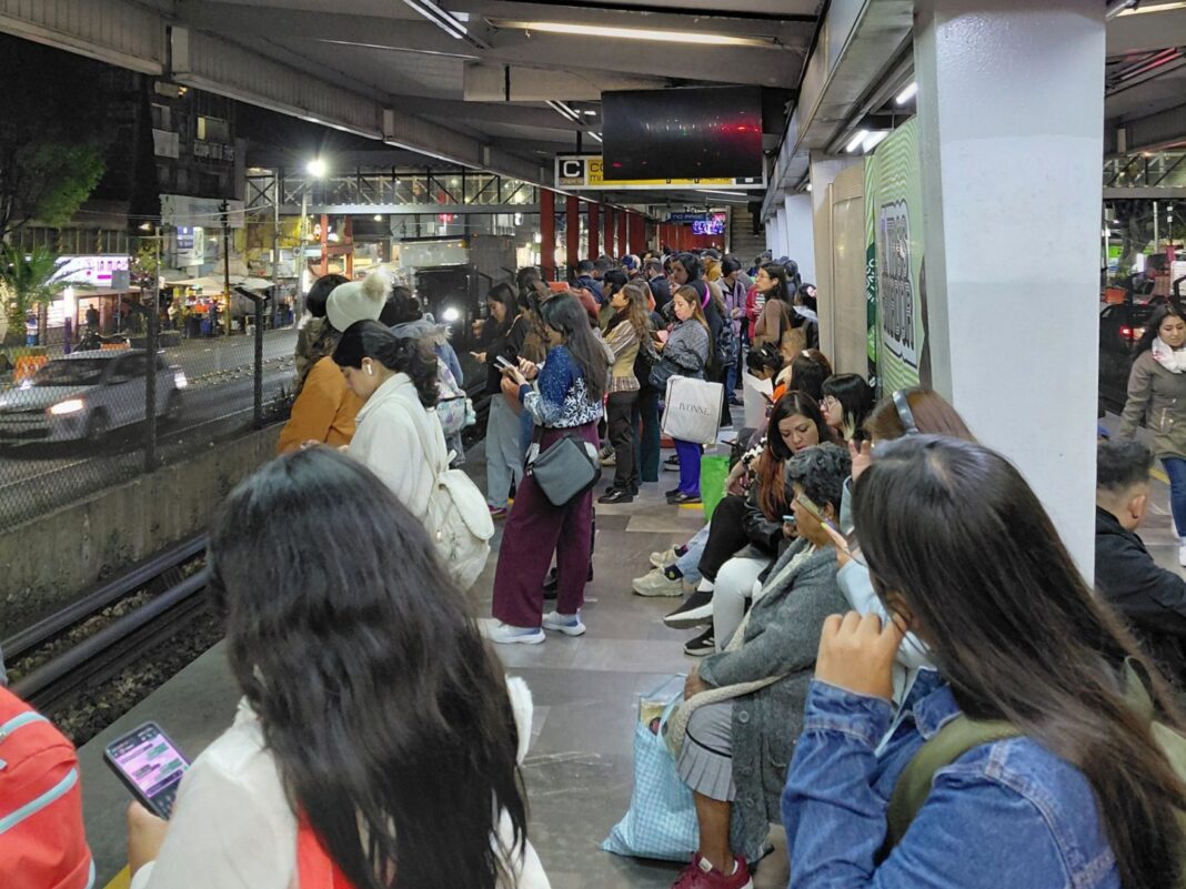 Usuarios esperando en un andén saturado del Metro CDMX hoy 10 de diciembre debido a retrasos en las líneas.