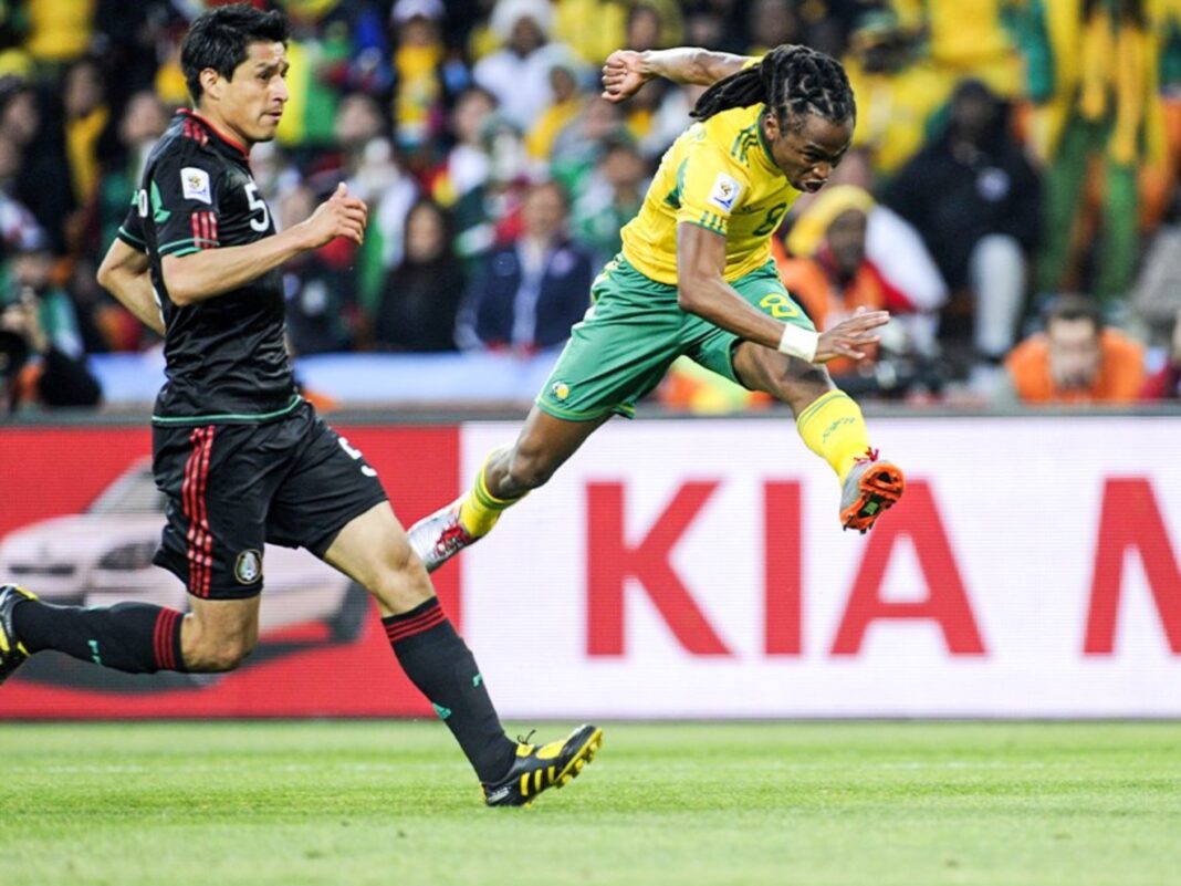 Jugadores de México y Sudáfrica disputando el balón, referencia al partido inaugural del Mundial 2026