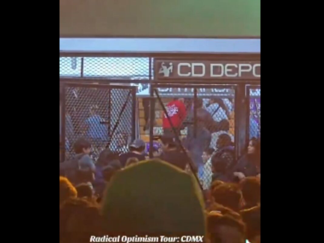 Multitud de usuarios realiza un Puertazo en el Metro CDMX estación Ciudad Deportiva tras concierto de Dua Lipa por cierre anticipado de rejas.