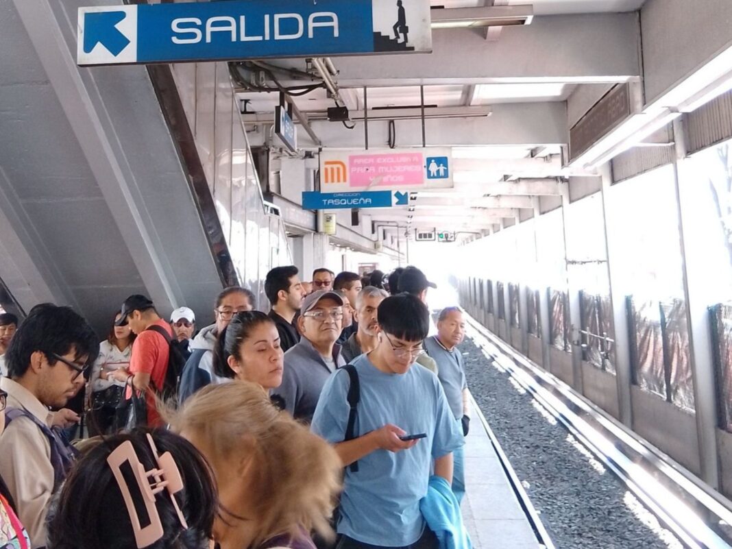Usuarios esperando en andén saturado de la Línea B del Metro CDMX este viernes 5 de diciembre