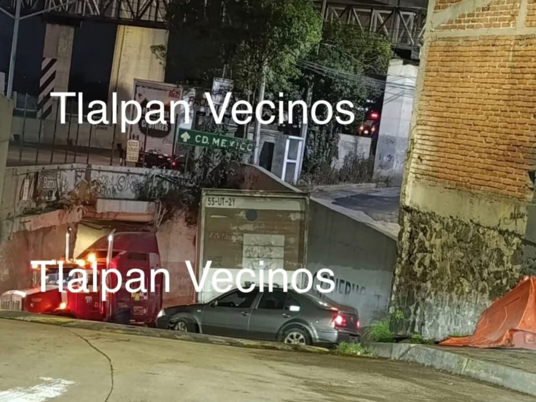 Un tráiler quedó atorado en la caseta de Cuernavaca y se reporta un fuerte percance en Tlalpan y Viaducto. Evita la zona.