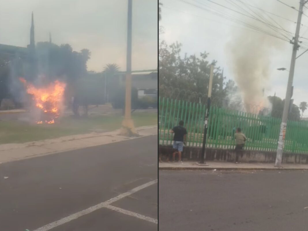 Restos del árbol de Navidad de la UAM Iztapalapa tras ser consumido por el fuego en la explanada principal.