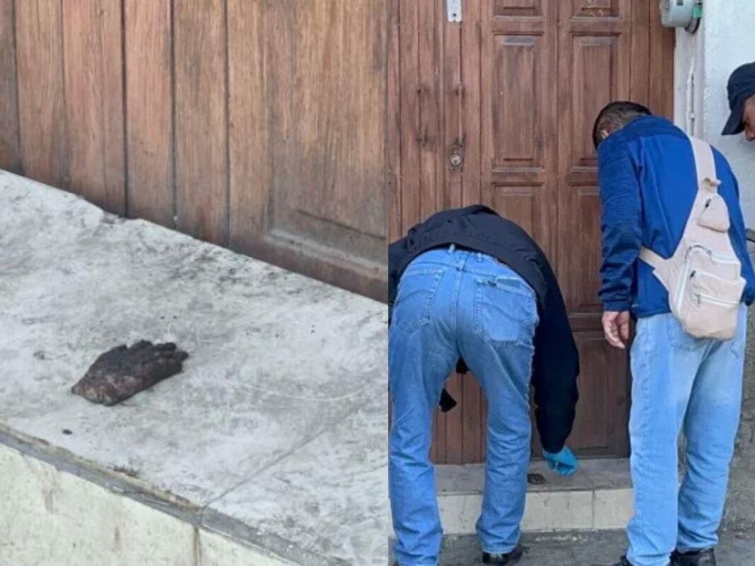 Policías de la Agencia Estatal de Investigaciones revisan una mano de goma encontrada en el Centro de Oaxaca.