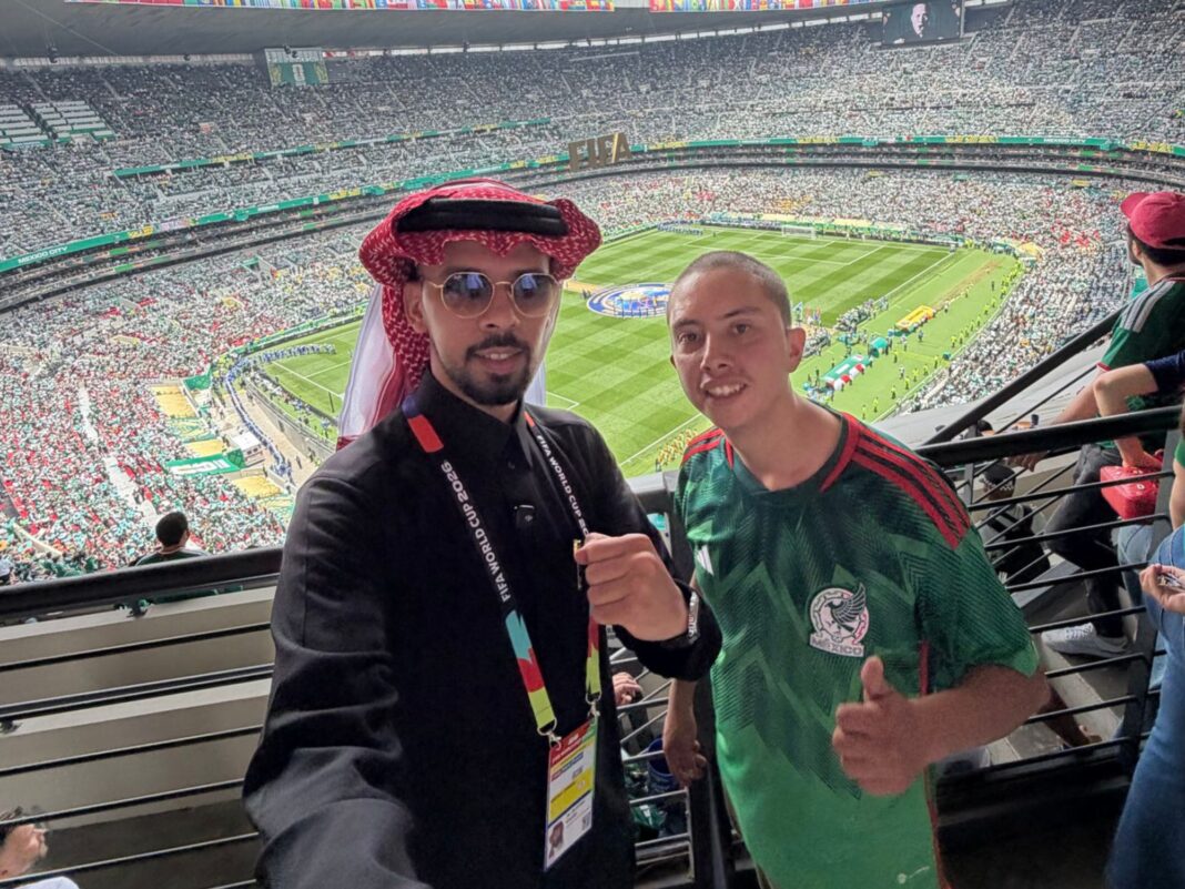 El creador de contenido saudí Khalid Alolyan obsequió una entrada para el partido inaugural del Mundial a un joven de la CDMX.