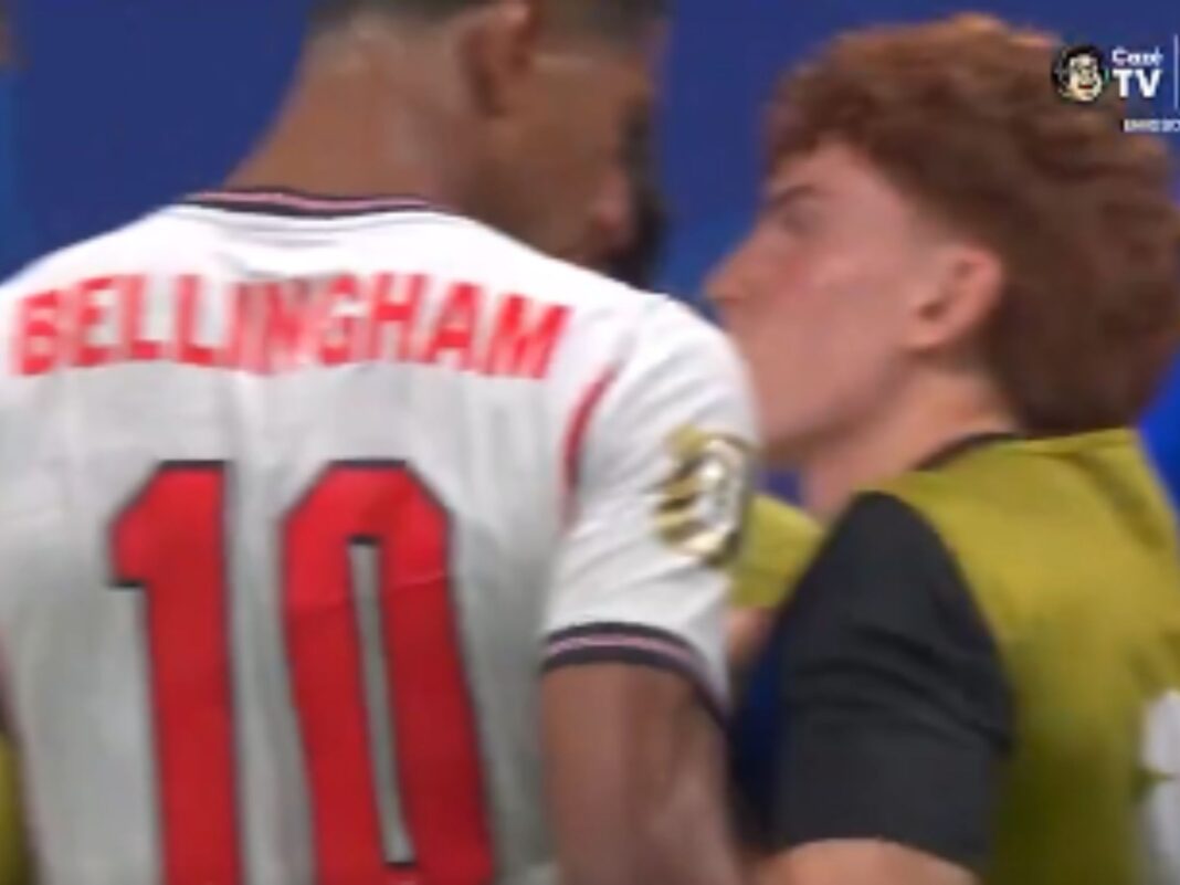 Jugadores de Argentina e Inglaterra se encaran en el centro de la cancha del Mercedes-Benz Stadium. El conato de bronca inició por una agresión de Jude Bellingham sobre Valentín Barco. Foto: AMEXI/Agencias.