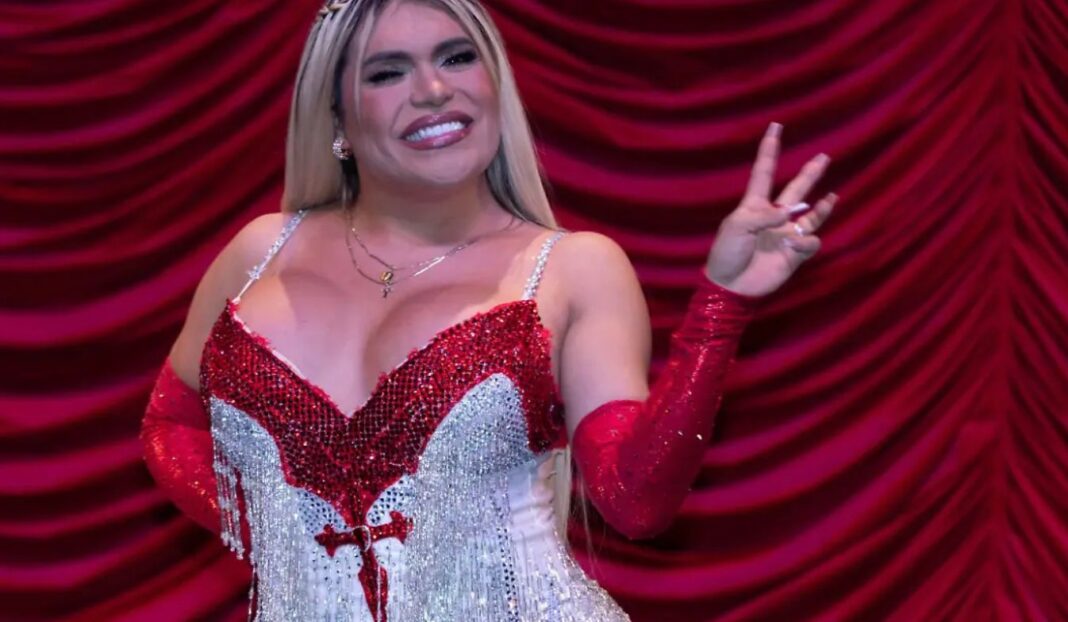 Wendy Guevara habla frente al público durante el concierto de Rosalía en el Palacio de los Deportes.