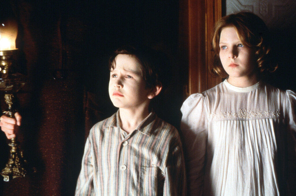 Película "Los otros" vuelve a cines mexicanos por su 25 aniversario 2 Los actores infantiles James Bentley y Alakina Mann con un candelabro en Los otros.