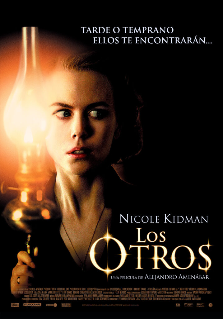 Película "Los otros" vuelve a cines mexicanos por su 25 aniversario 1 Cartel de la película Los otros con el rostro de Nicole Kidman y una lámpara.